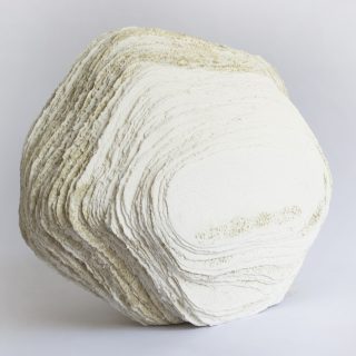 Bludný balvan | ruční papír, hlubotisk, 31 x 64 x 50 cm, 2019